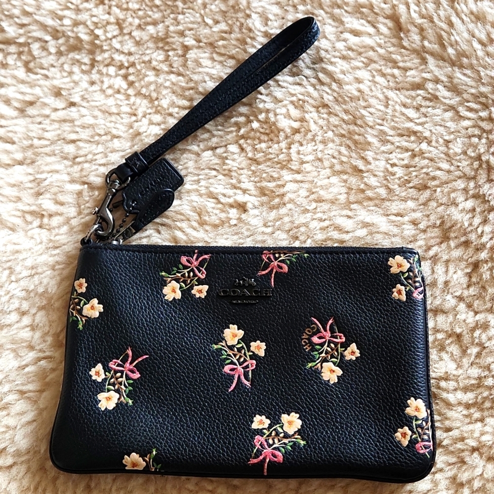 Pretty Coach Yellow Rose Black Leather Wristlet 💛 🖤🩷